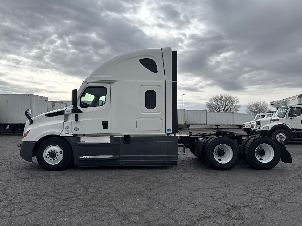 Sleeper Tractor-Heavy Duty Tractors-Freightliner-2021-T12664ST-West Valley City-UT-295,441\n\t\tmiles-$ 81,250 - Image 4