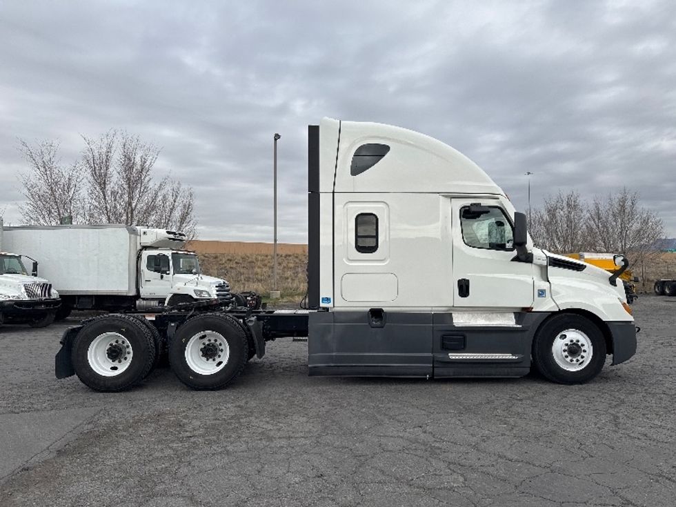 Sleeper Tractor-Heavy Duty Tractors-Freightliner-2021-T12664ST-West Valley City-UT-295,441\n\t\tmiles-$ 81,250 - Image 8