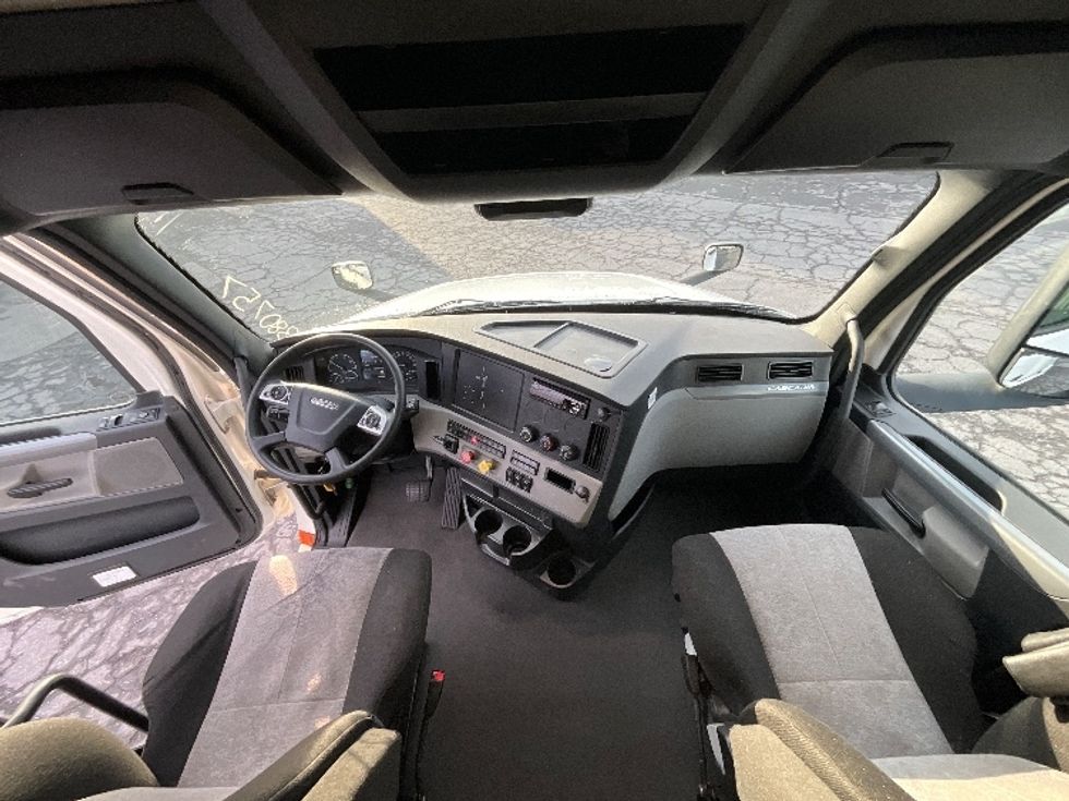 Sleeper Tractor-Heavy Duty Tractors-Freightliner-2021-T12664ST-West Valley City-UT-435,334\n\t\tmiles-$ 76,750 - Image 12