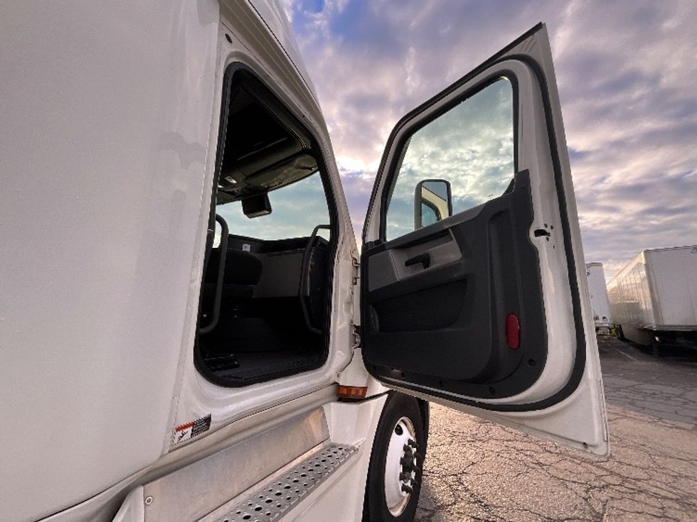 Sleeper Tractor-Heavy Duty Tractors-Freightliner-2021-T12664ST-West Valley City-UT-435,334\n\t\tmiles-$ 76,750 - Image 13