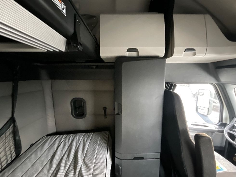 Sleeper Tractor-Heavy Duty Tractors-Freightliner-2021-T12664ST-West Valley City-UT-435,334\n\t\tmiles-$ 76,750 - Image 15