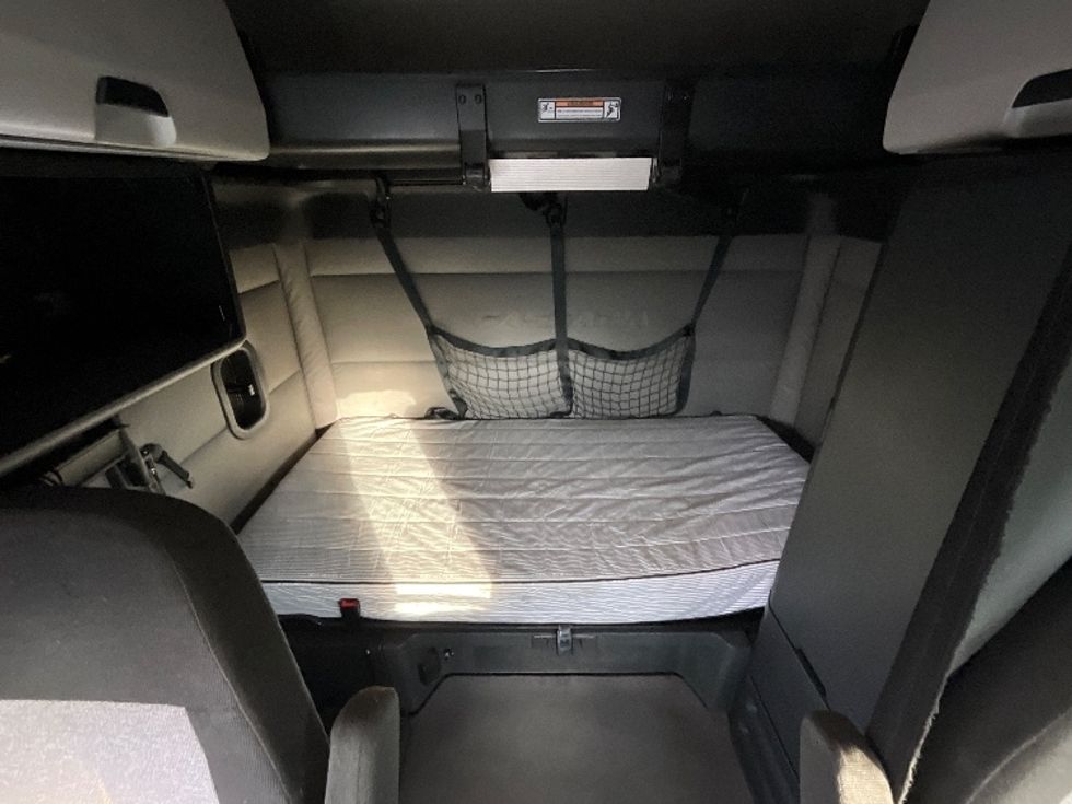 Sleeper Tractor-Heavy Duty Tractors-Freightliner-2021-T12664ST-West Valley City-UT-435,334\n\t\tmiles-$ 76,750 - Image 18