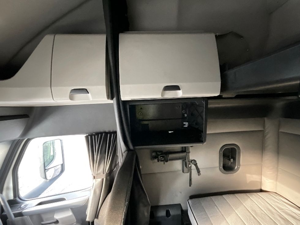 Sleeper Tractor-Heavy Duty Tractors-Freightliner-2021-T12664ST-West Valley City-UT-435,334\n\t\tmiles-$ 76,750 - Image 19