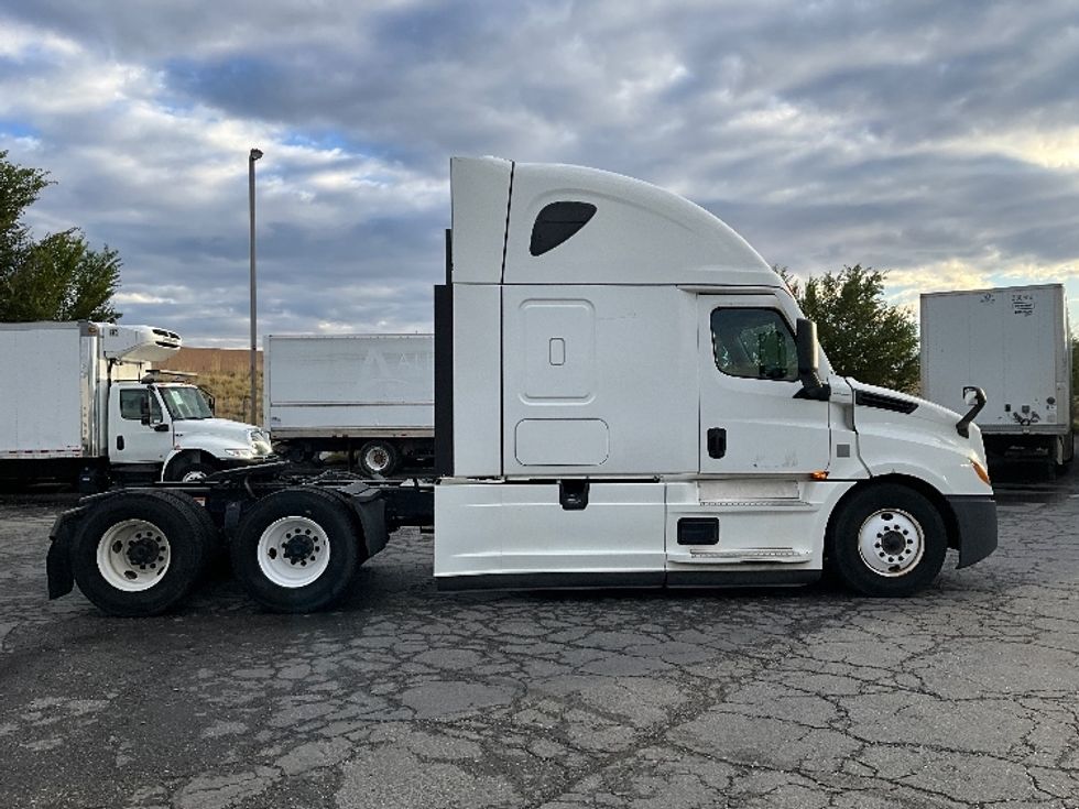 Sleeper Tractor-Heavy Duty Tractors-Freightliner-2021-T12664ST-West Valley City-UT-435,334\n\t\tmiles-$ 76,750 - Image 8