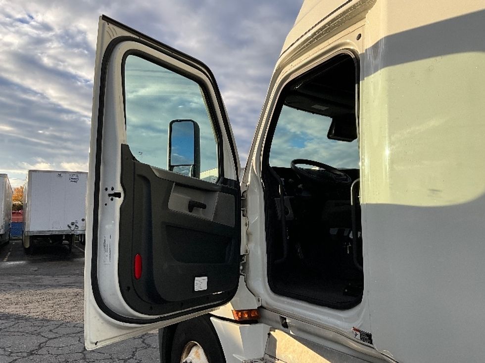 Sleeper Tractor-Heavy Duty Tractors-Freightliner-2021-T12664ST-West Valley City-UT-435,334\n\t\tmiles-$ 76,750 - Image 9