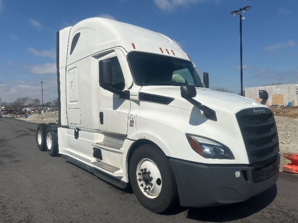 Sleeper Tractor-Heavy Duty Tractors-Freightliner-2021-T12664ST-West Valley City-UT-493,915\n\t\tmiles-$ 77,500 - Image 1