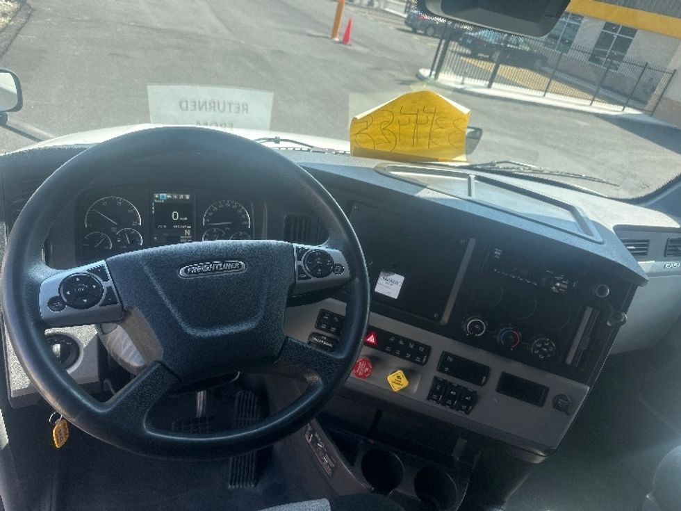 Sleeper Tractor-Heavy Duty Tractors-Freightliner-2021-T12664ST-West Valley City-UT-493,915\n\t\tmiles-$ 77,500 - Image 11