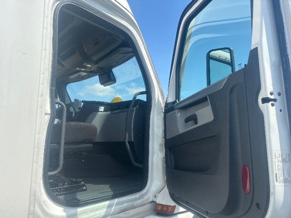 Sleeper Tractor-Heavy Duty Tractors-Freightliner-2021-T12664ST-West Valley City-UT-493,915\n\t\tmiles-$ 77,500 - Image 13
