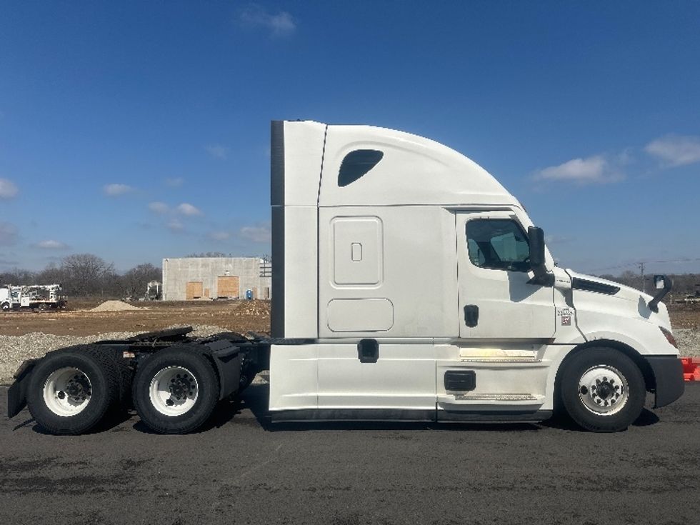 Sleeper Tractor-Heavy Duty Tractors-Freightliner-2021-T12664ST-West Valley City-UT-493,915\n\t\tmiles-$ 77,500 - Image 8