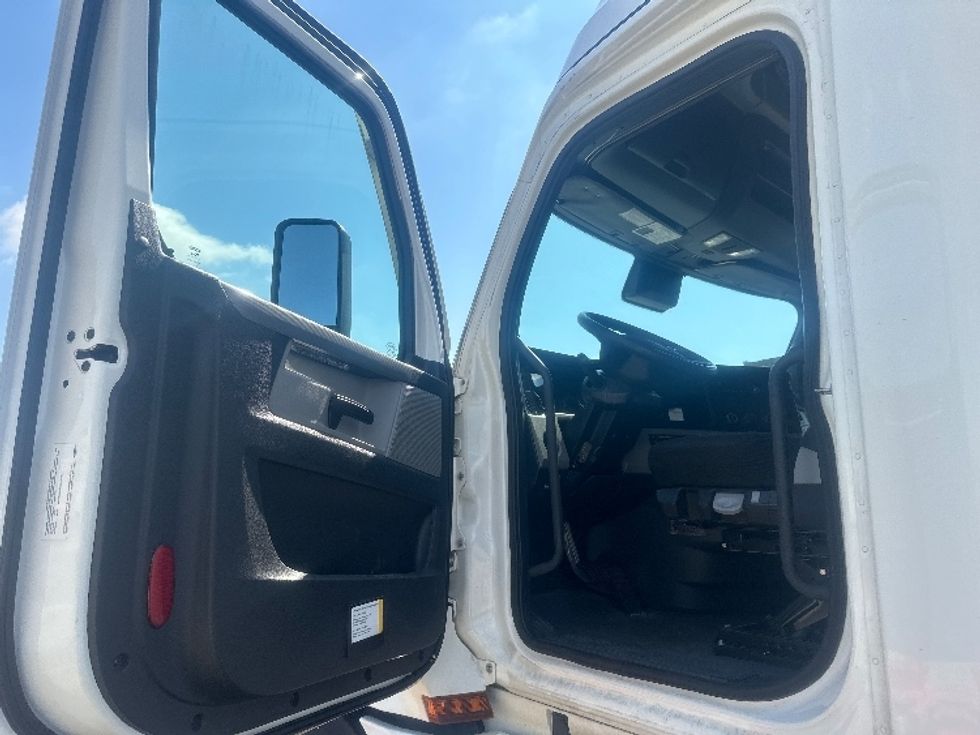 Sleeper Tractor-Heavy Duty Tractors-Freightliner-2021-T12664ST-West Valley City-UT-493,915\n\t\tmiles-$ 77,500 - Image 9