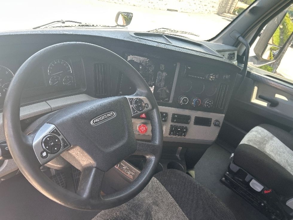 Sleeper Tractor-Heavy Duty Tractors-Freightliner-2021-T12664ST-West Valley City-UT-529,778\n\t\tmiles-$ 67,750 - Image 10