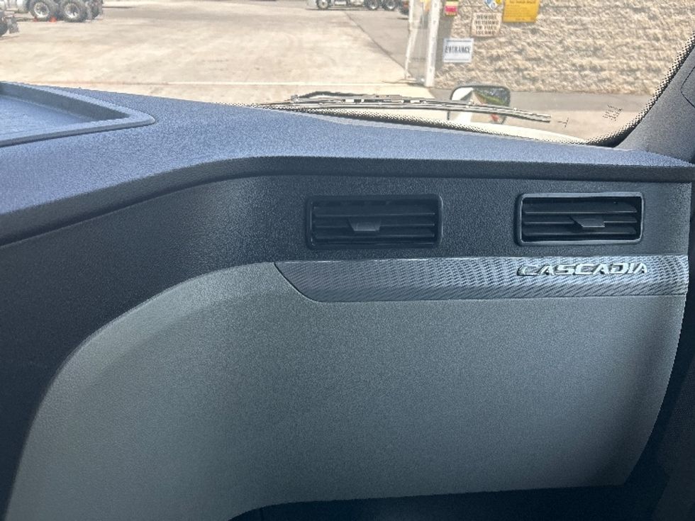 Sleeper Tractor-Heavy Duty Tractors-Freightliner-2021-T12664ST-West Valley City-UT-529,778\n\t\tmiles-$ 67,750 - Image 13