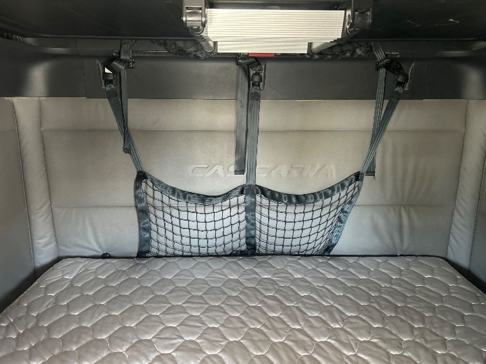 Sleeper Tractor-Heavy Duty Tractors-Freightliner-2021-T12664ST-West Valley City-UT-529,778\n\t\tmiles-$ 67,750 - Image 14