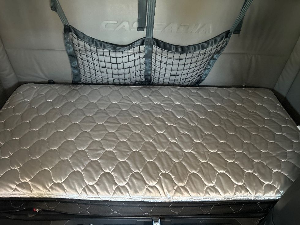 Sleeper Tractor-Heavy Duty Tractors-Freightliner-2021-T12664ST-West Valley City-UT-529,778\n\t\tmiles-$ 67,750 - Image 15