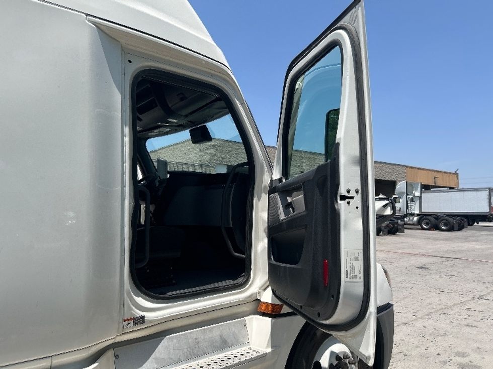 Sleeper Tractor-Heavy Duty Tractors-Freightliner-2021-T12664ST-West Valley City-UT-529,778\n\t\tmiles-$ 67,750 - Image 18