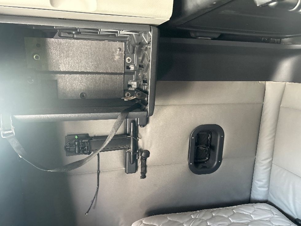 Sleeper Tractor-Heavy Duty Tractors-Freightliner-2021-T12664ST-West Valley City-UT-529,778\n\t\tmiles-$ 67,750 - Image 20