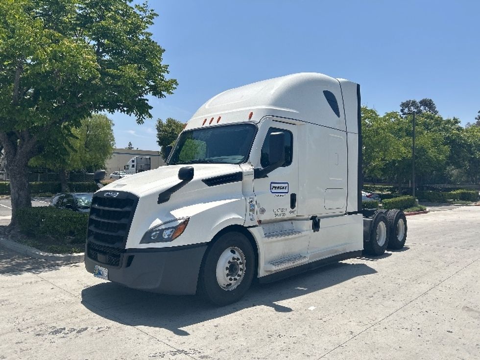 Sleeper Tractor-Heavy Duty Tractors-Freightliner-2021-T12664ST-West Valley City-UT-529,778\n\t\tmiles-$ 67,750 - Image 3
