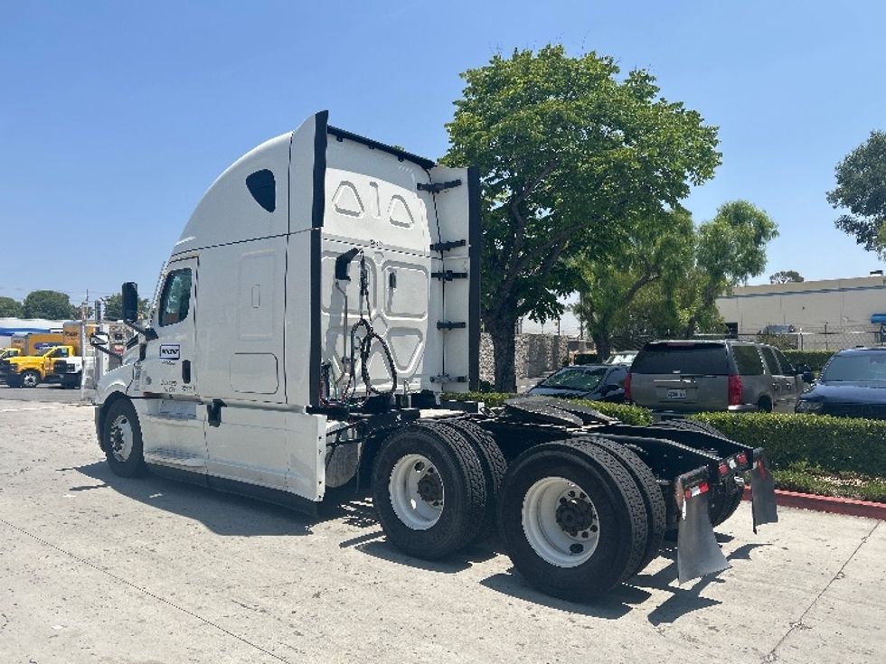 Sleeper Tractor-Heavy Duty Tractors-Freightliner-2021-T12664ST-West Valley City-UT-529,778\n\t\tmiles-$ 67,750 - Image 5