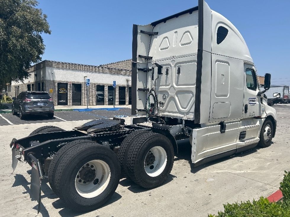 Sleeper Tractor-Heavy Duty Tractors-Freightliner-2021-T12664ST-West Valley City-UT-529,778\n\t\tmiles-$ 67,750 - Image 7