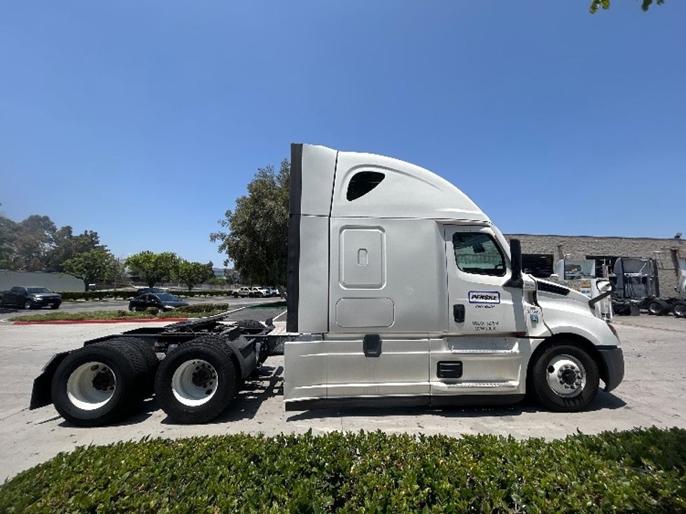 Sleeper Tractor-Heavy Duty Tractors-Freightliner-2021-T12664ST-West Valley City-UT-529,778\n\t\tmiles-$ 67,750 - Image 8