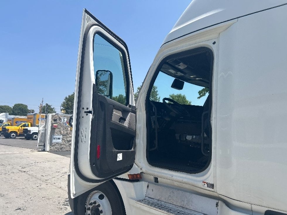 Sleeper Tractor-Heavy Duty Tractors-Freightliner-2021-T12664ST-West Valley City-UT-529,778\n\t\tmiles-$ 67,750 - Image 9