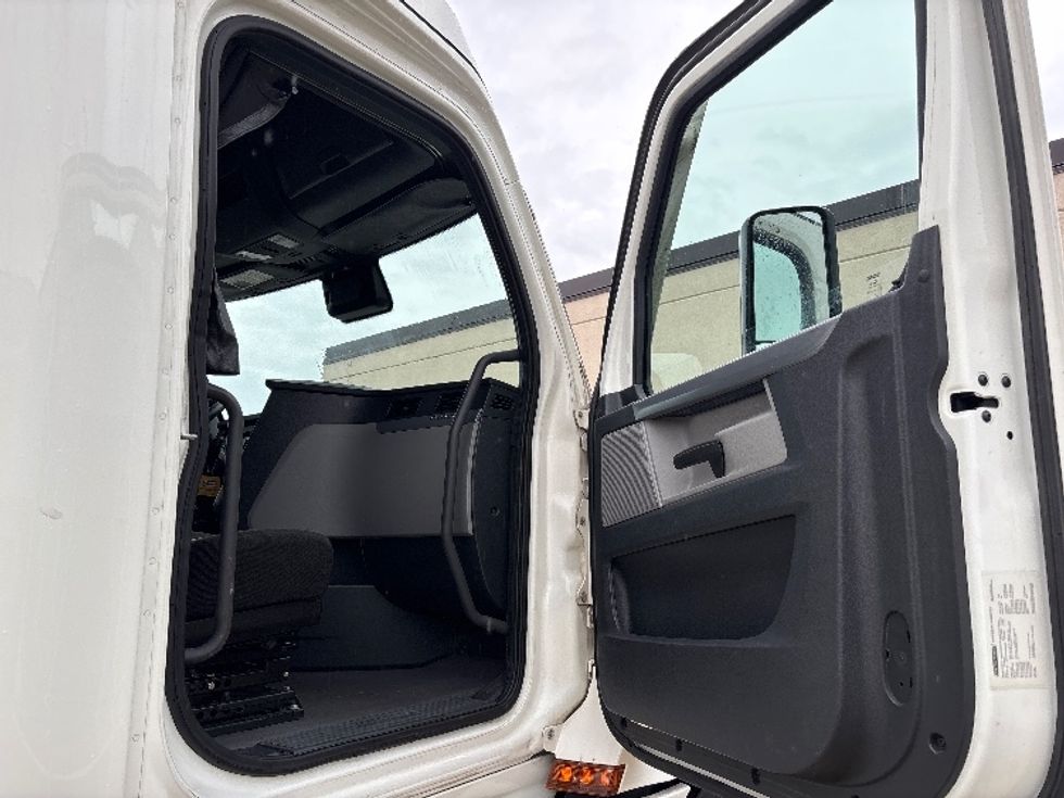 Sleeper Tractor-Heavy Duty Tractors-Freightliner-2021-T12664ST-West Valley City-UT-618,473\n\t\tmiles-$ 60,750 - Image 13