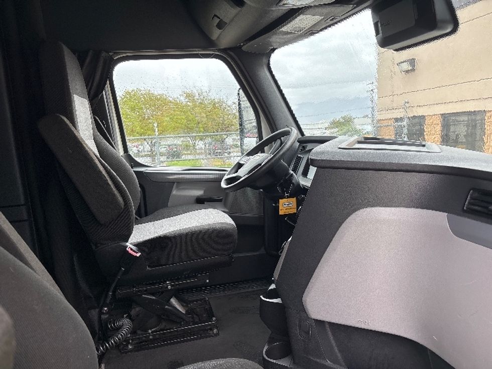 Sleeper Tractor-Heavy Duty Tractors-Freightliner-2021-T12664ST-West Valley City-UT-618,473\n\t\tmiles-$ 60,750 - Image 15