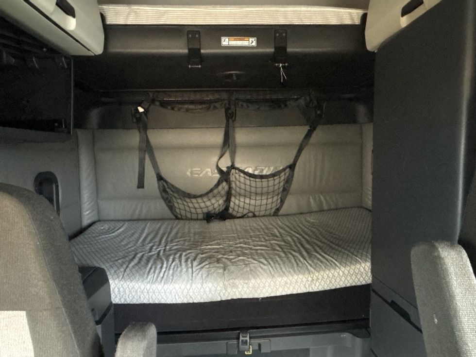 Sleeper Tractor-Heavy Duty Tractors-Freightliner-2021-T12664ST-West Valley City-UT-618,473\n\t\tmiles-$ 60,750 - Image 16