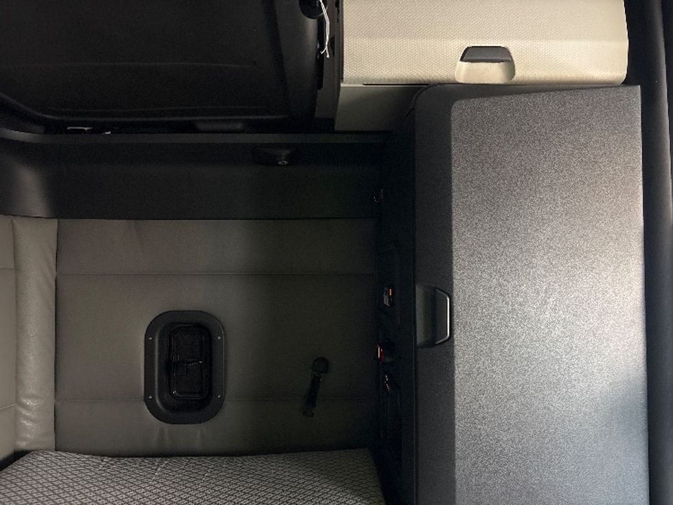 Sleeper Tractor-Heavy Duty Tractors-Freightliner-2021-T12664ST-West Valley City-UT-618,473\n\t\tmiles-$ 60,750 - Image 18