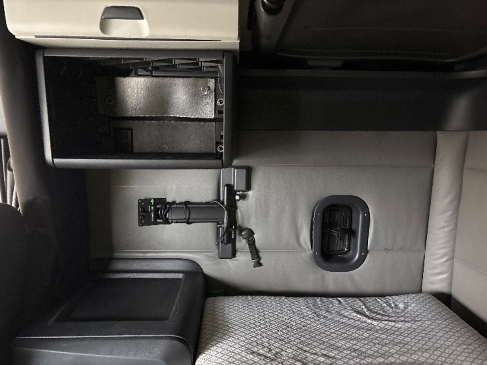 Sleeper Tractor-Heavy Duty Tractors-Freightliner-2021-T12664ST-West Valley City-UT-618,473\n\t\tmiles-$ 60,750 - Image 19