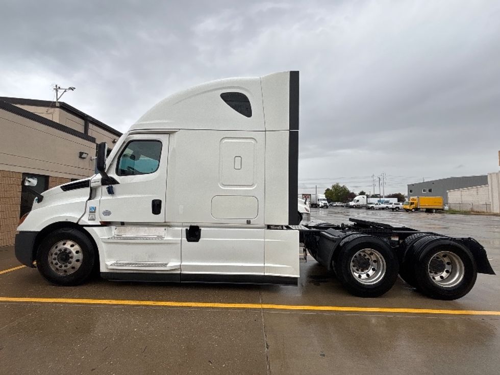 2021 Freightliner Cascadia 126" Sleeper Cab photo 4