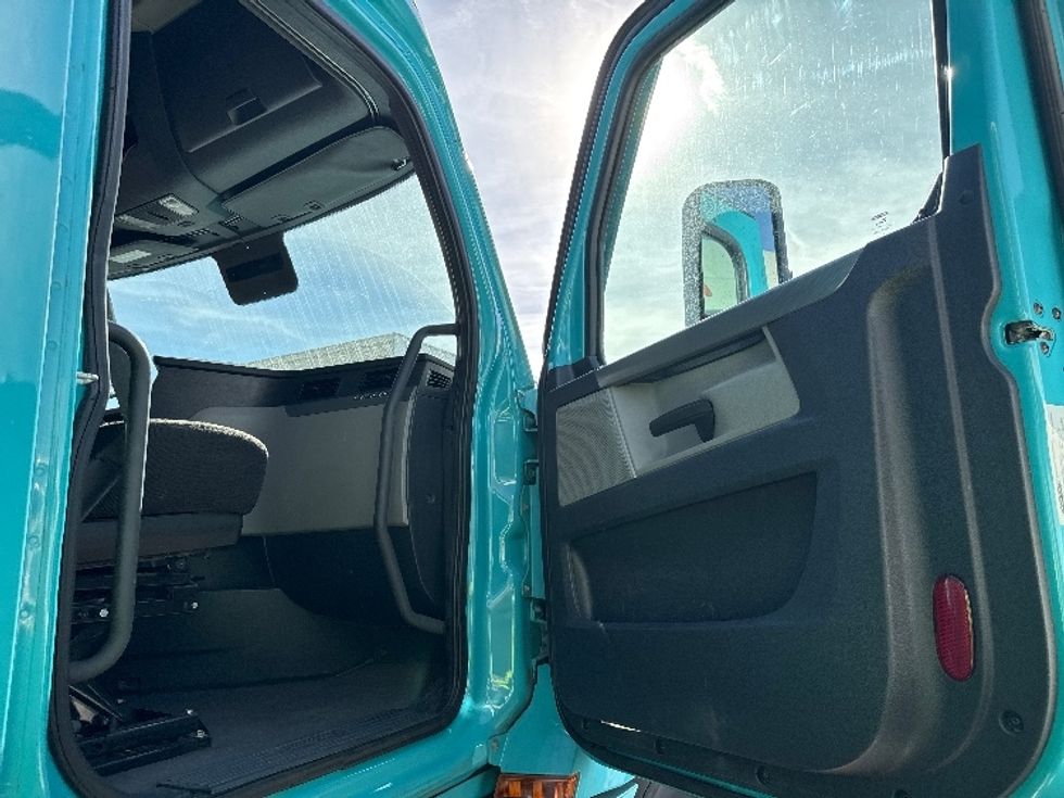 Sleeper Tractor-Heavy Duty Tractors-Freightliner-2021-T12664ST-West Valley City-UT-628,647\n\t\tmiles-$ 55,250 - Image 13