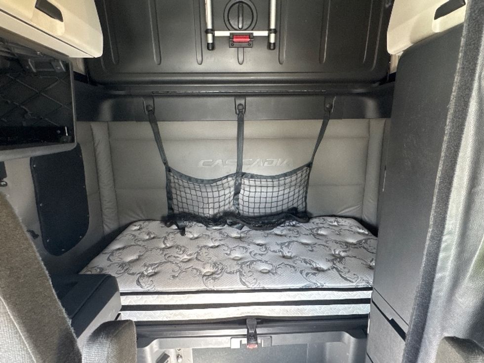 Sleeper Tractor-Heavy Duty Tractors-Freightliner-2021-T12664ST-West Valley City-UT-628,647\n\t\tmiles-$ 55,250 - Image 16