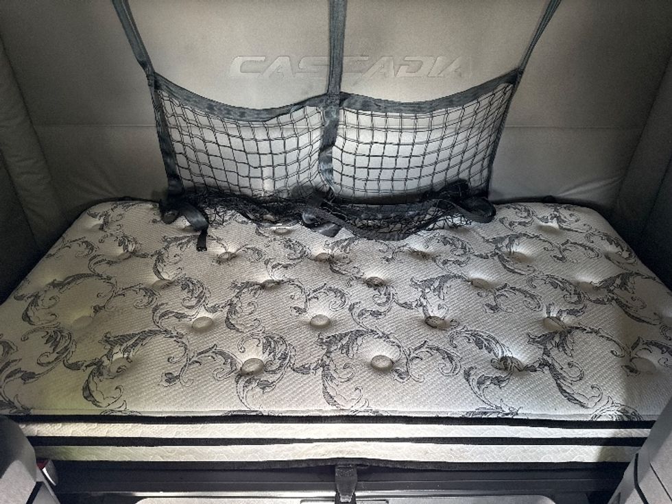 Sleeper Tractor-Heavy Duty Tractors-Freightliner-2021-T12664ST-West Valley City-UT-628,647\n\t\tmiles-$ 55,250 - Image 17