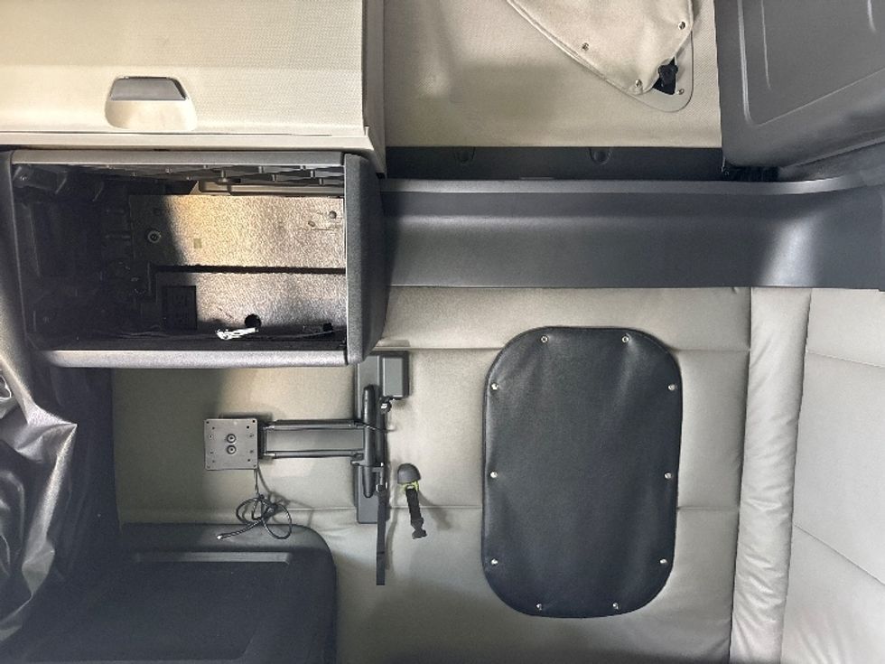 Sleeper Tractor-Heavy Duty Tractors-Freightliner-2021-T12664ST-West Valley City-UT-628,647\n\t\tmiles-$ 55,250 - Image 19