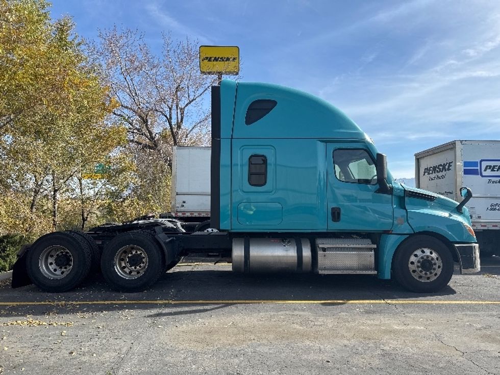 Sleeper Tractor-Heavy Duty Tractors-Freightliner-2021-T12664ST-West Valley City-UT-628,647\n\t\tmiles-$ 55,250 - Image 8