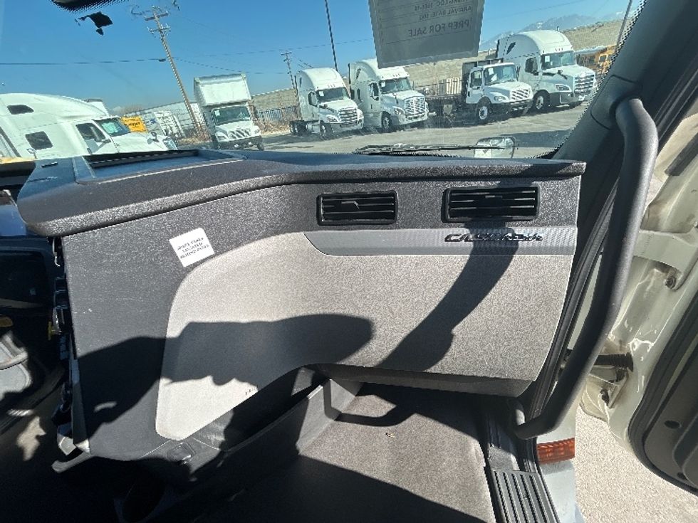 Sleeper Tractor-Heavy Duty Tractors-Freightliner-2021-T12664ST-West Valley City-UT-650,872\n\t\tmiles-$ 48,750 - Image 14