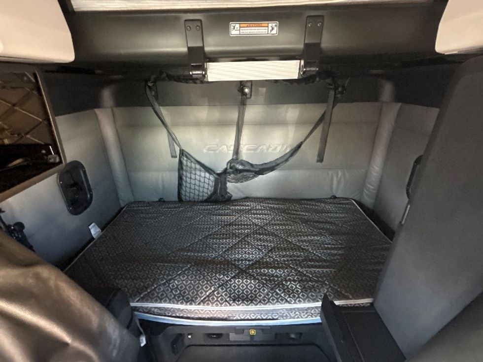 Sleeper Tractor-Heavy Duty Tractors-Freightliner-2021-T12664ST-West Valley City-UT-650,872\n\t\tmiles-$ 48,750 - Image 16