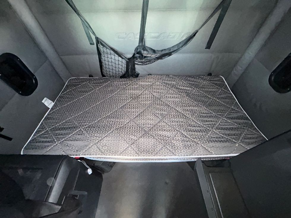 Sleeper Tractor-Heavy Duty Tractors-Freightliner-2021-T12664ST-West Valley City-UT-650,872\n\t\tmiles-$ 48,750 - Image 17