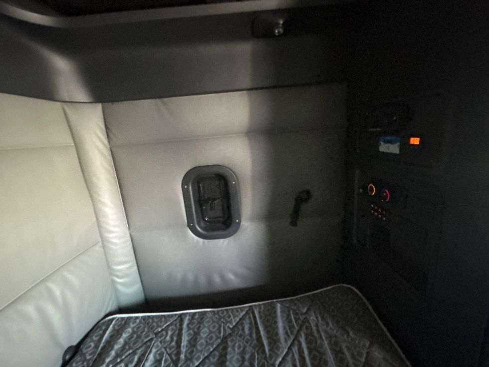 Sleeper Tractor-Heavy Duty Tractors-Freightliner-2021-T12664ST-West Valley City-UT-650,872\n\t\tmiles-$ 48,750 - Image 18