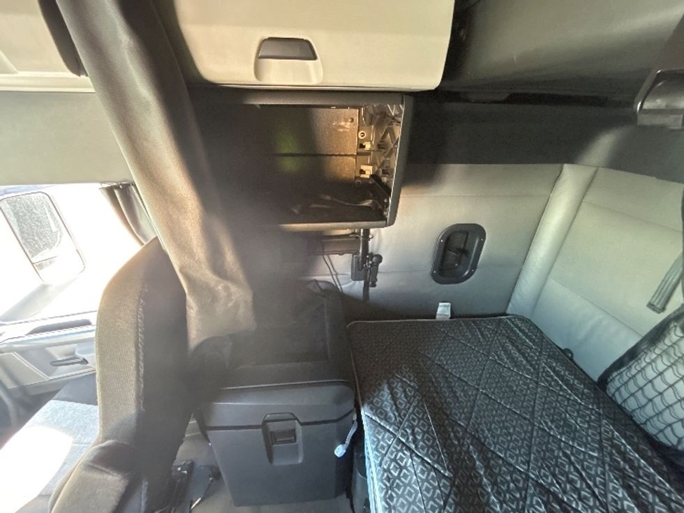 Sleeper Tractor-Heavy Duty Tractors-Freightliner-2021-T12664ST-West Valley City-UT-650,872\n\t\tmiles-$ 48,750 - Image 19