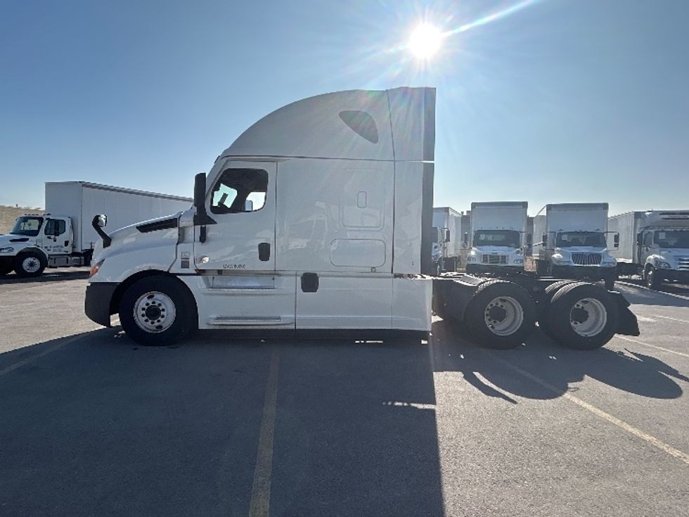 Sleeper Tractor-Heavy Duty Tractors-Freightliner-2021-T12664ST-West Valley City-UT-650,872\n\t\tmiles-$ 48,750 - Image 4