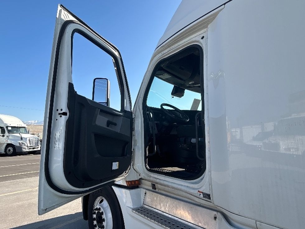 Sleeper Tractor-Heavy Duty Tractors-Freightliner-2021-T12664ST-West Valley City-UT-650,872\n\t\tmiles-$ 48,750 - Image 9