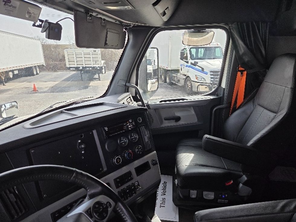 Sleeper Tractor-Heavy Duty Tractors-Freightliner-2021-T12664ST-White Deer-PA-658,142\n\t\tmiles-$ 54,750 - Image 10