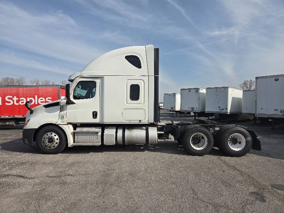 Sleeper Tractor-Heavy Duty Tractors-Freightliner-2021-T12664ST-White Deer-PA-658,142\n\t\tmiles-$ 54,750 - Image 4