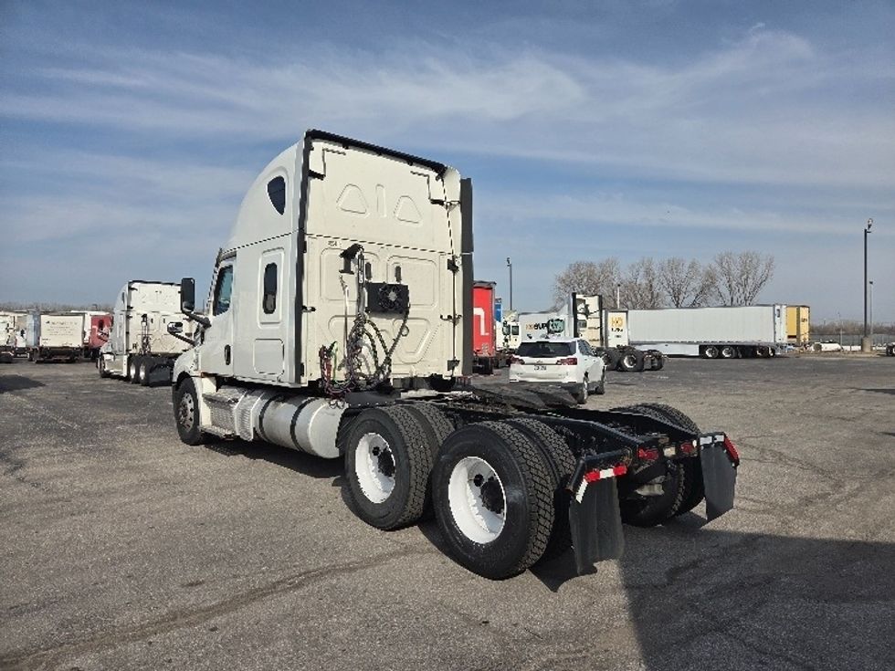 Sleeper Tractor-Heavy Duty Tractors-Freightliner-2021-T12664ST-White Deer-PA-658,142\n\t\tmiles-$ 54,750 - Image 5