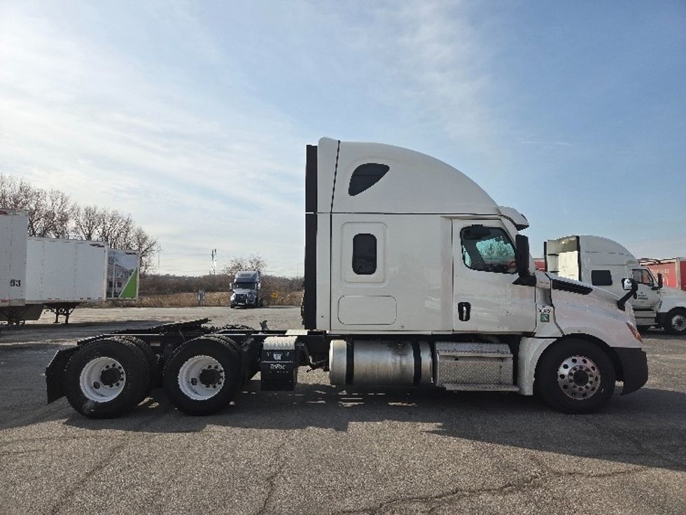 Sleeper Tractor-Heavy Duty Tractors-Freightliner-2021-T12664ST-White Deer-PA-658,142\n\t\tmiles-$ 54,750 - Image 8