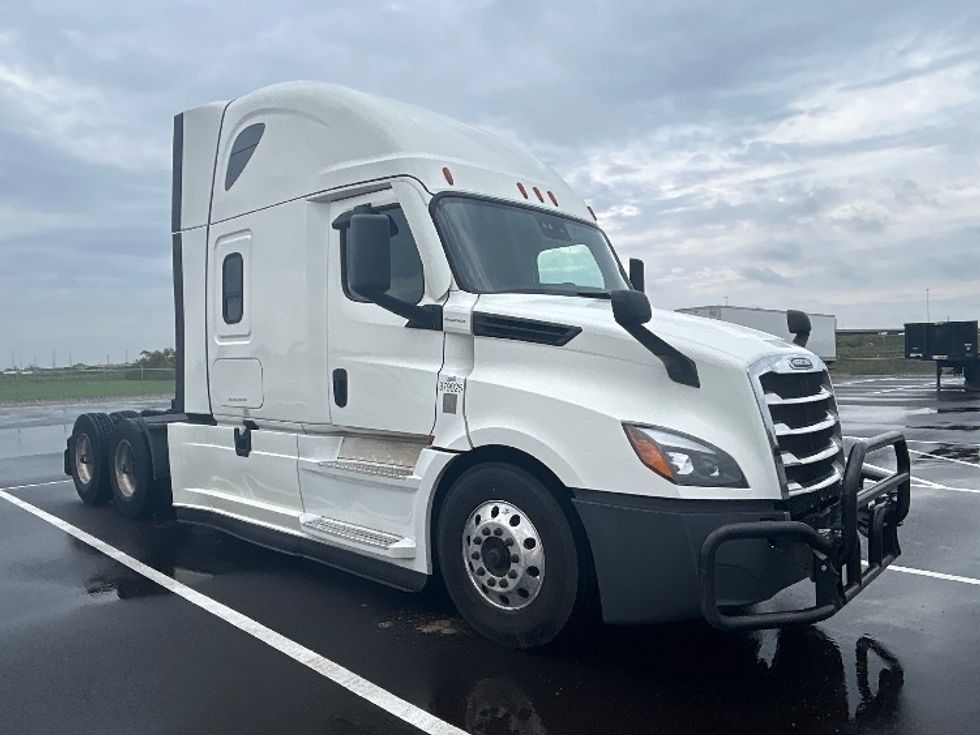 Sleeper Tractor-Heavy Duty Tractors-Freightliner-2021-T12664ST-Wichita-KS-535,829\n\t\tmiles-$ 72,000 - Image 1