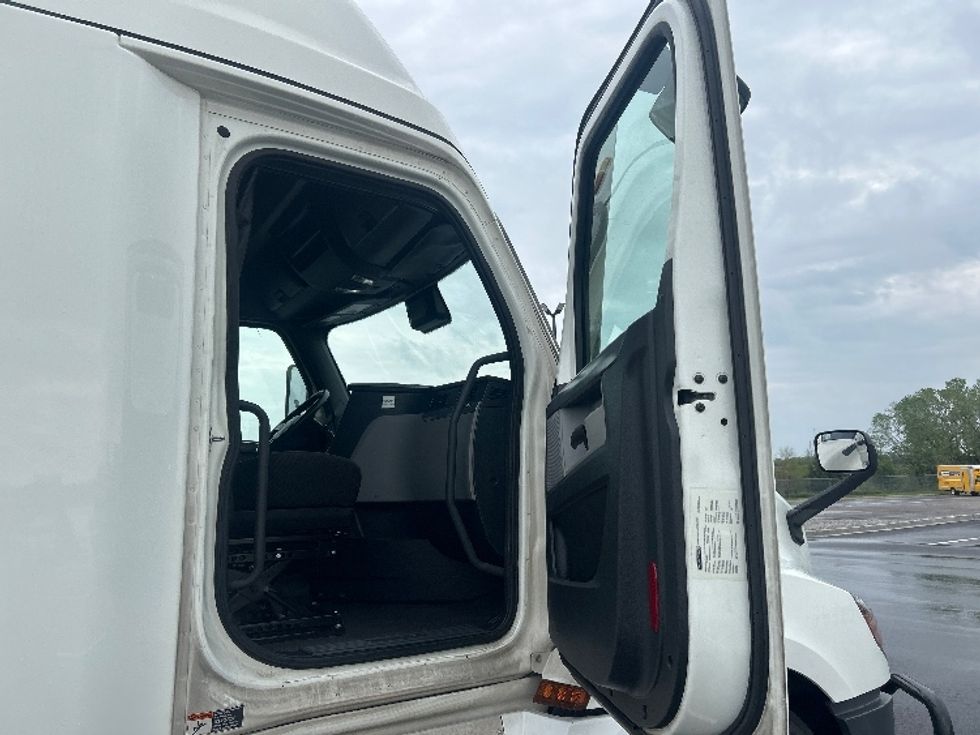 Sleeper Tractor-Heavy Duty Tractors-Freightliner-2021-T12664ST-Wichita-KS-535,829\n\t\tmiles-$ 72,000 - Image 13