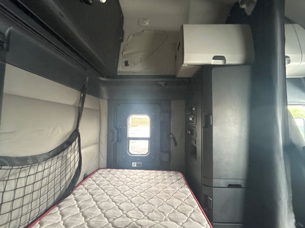 Sleeper Tractor-Heavy Duty Tractors-Freightliner-2021-T12664ST-Wichita-KS-535,829\n\t\tmiles-$ 72,000 - Image 18